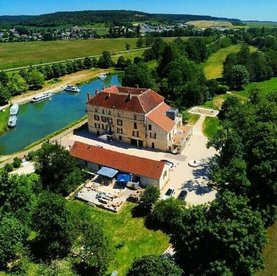 gite bar canal de bourgogne armançon ancy-le-franc  chateau d'Ancy-le-franc bar brasserie Tonnerre Yonne Bourgogne jully ferme esat ravières handicap handicapés vacances séjours hôtel moulin botica restauration accueil